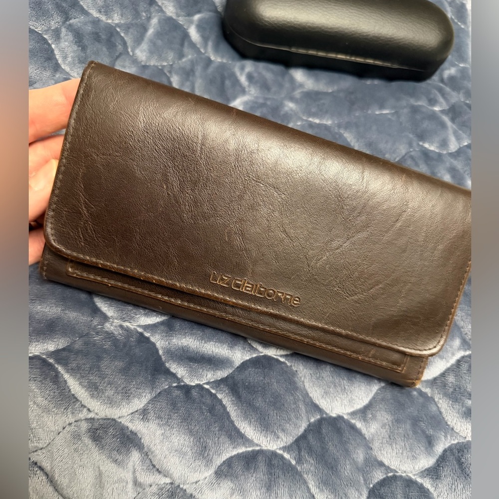 Vintage Liz Claiborne dark brown wallet.  Beautiful women’s wallet
